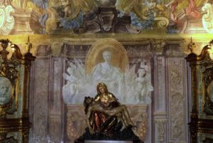 Interno della Sala delle Cantoniere, con la scultura della Pietà e le angoliere