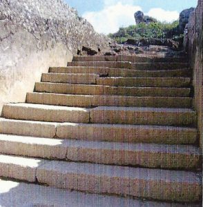 Scalinata monumentale che conduceva all’edificio della villa ottagonale di Gianola (dall’opuscolo “I Volti Svelati. I nuovi luoghi dell’archeologia a Formia“, a cura della Soprintendenza Archeologica del Lazio e dell’Etruria Meridionale)