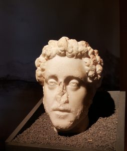 Ritratto giovanile di Commodo, III/IV sec. d. C., Formia, Museo Archeologico Nazionale