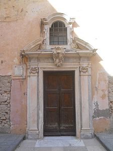 Esterno della Cappella d’oro con il portale di Dionisio Lazzari