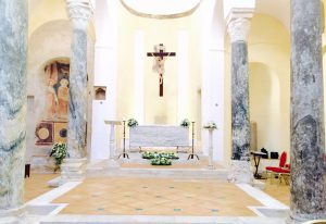Gaeta, interno della chiesa di San Giovanni a Mare con tracce del colonnato affrescato (foto di Alessandra Ciaramaglia)