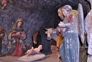 Altobello Persio, Presepe in pietra policroma, Matera, Cattedrale, part della Sacra Famiglia e Angeli suonatori